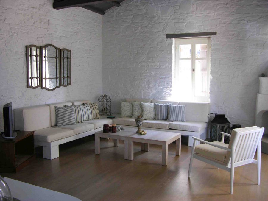 Ανακαίνιση τουριστικών κατοικιών στη Σκόπελο, πέτρινοι τοίχοι, ξύλινο πάτωμα